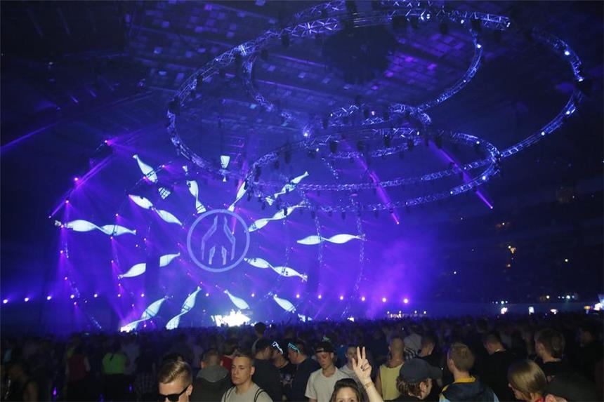 Zwei Festnahmen nach Halskettenraub bei der Mayday 20.000 Raver feierten bei der Mayday - überwiegend friedlich. Allerdings wurden mehrere Besucher ihrer Halsketten beraubt.