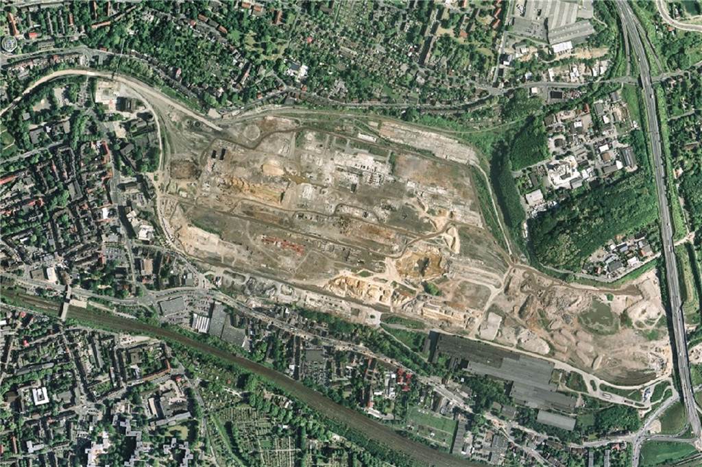 2001 wurde das Werk still gelegt, 2003 und 2004 wurden die Gebäude abgerissen. Die Dortmunder Stadtwerke kauften das insgesamt 98 Hektar große Areal von Thyssen Krupp im Auftrag der Stadt ab. Nach umfangreichen Bodensanierungen begannen im September 2006 die Aushubarbeiten für den Phoenix-See. Die Arbeiten sind auf dem Luftbild bereits zu sehen.
