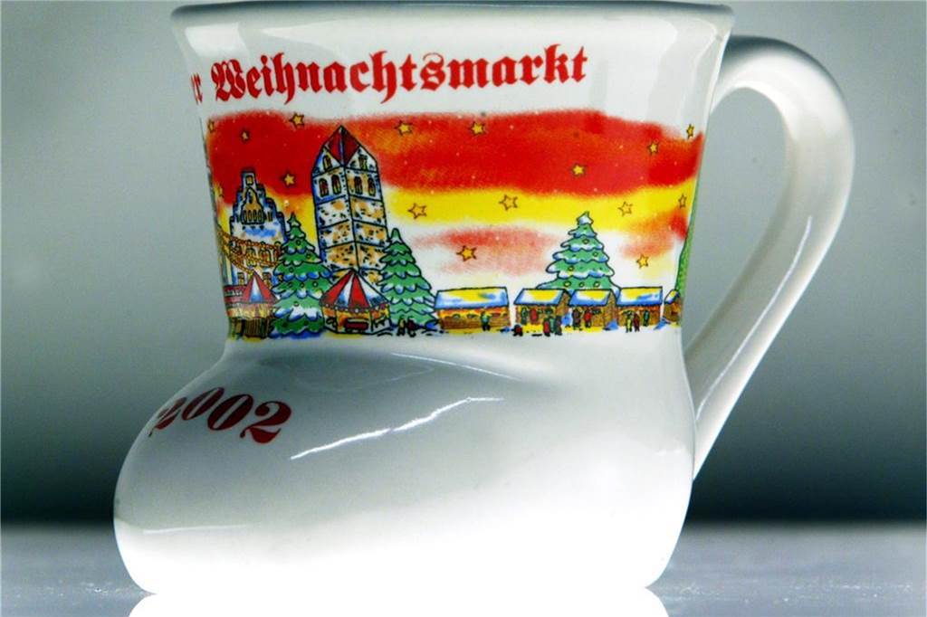 2002 kam der Dortmunder Glühwein-Stiefel in weiß mit einem Abendrot-Panorama daher.