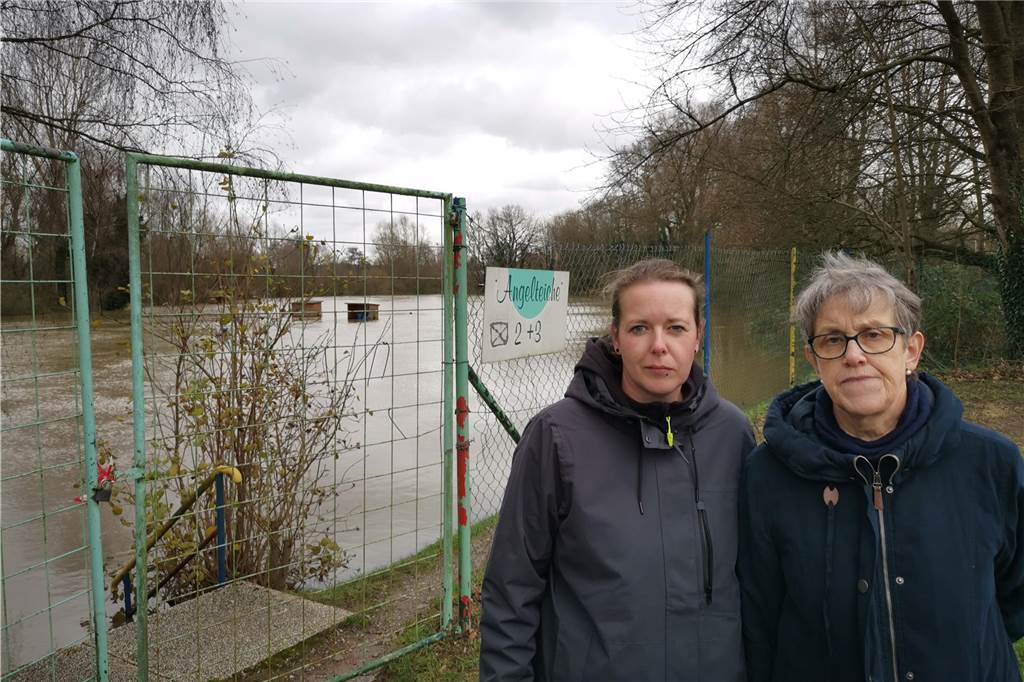 Eine Sperrung ist „geschäftsschädigend“ für das Naroda Forellenzentrum 2002 war die Treppe im Hintergrund bis oben hin voll überflutet, erinnern sich Jennifer und Adelheid Naroda. Von daher sei die Situation bei einem aktuell nicht steigenden Pegel nicht akut. (Stand 28.12.)