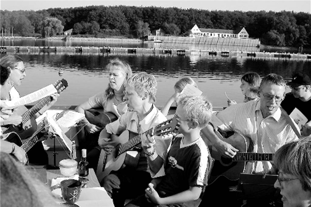 Mitglieder der Gemeinde St. Marien musizieren 2003 bei einer Seewallfahrt auf der Möwe.