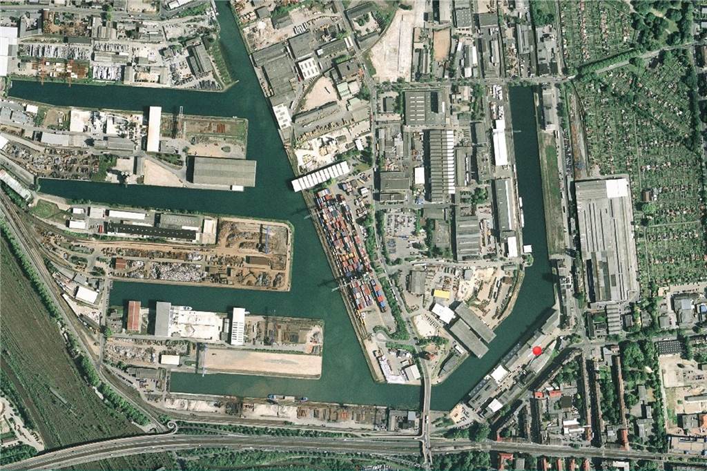 2003 öffnete das neue Ikea-Waren- und Verteilzentrum in Dortmund. 2007 folgten zwei weitere Verteilzentren in Dortmund-Ellinghausen: Ikeas Europalager. Kundinnen und Kunden werden aus Dortmund europaweit mit Möbeln beliefert. Der trimodal (Wasser, Straße, Schiene) ausgerichtete Containerterminal im Hafen war von entscheidender Bedeutung für die Ansiedlung des Europalagers. Das Foto entstand zwischen 2001 und 2006. 
