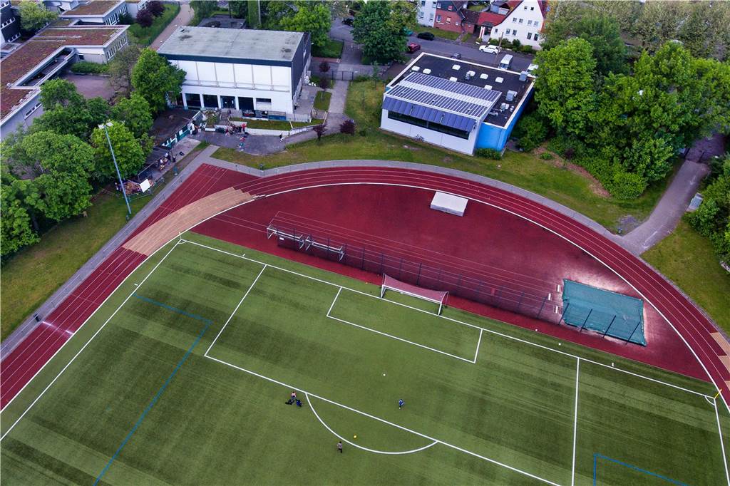 Platz an der Uferstraße vor Schließung: Politiker hätten gerne Fusion von Eintracht und Arminia gesehen 2004 stand der Platz an der Uferstraße auf der Kippe, 2010 bekam er einen Kunstrasen und war im Bestand gesichert.