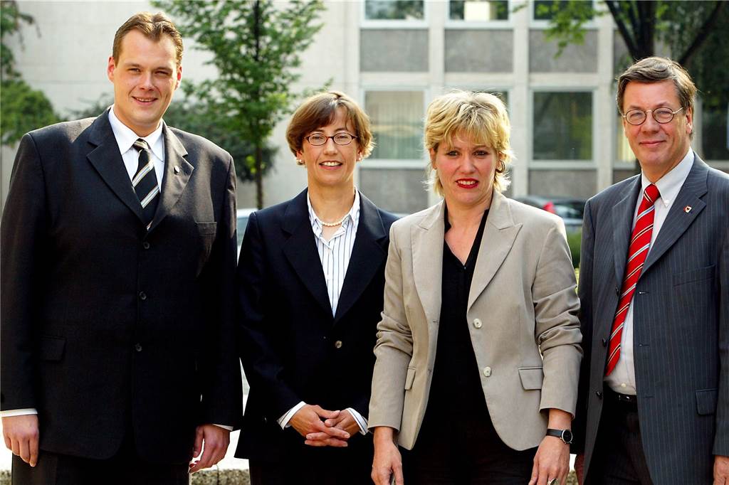 Portrait: Daniela Schneckenburger will für die Grünen nach ganz oben 2004 stellte sich Daniela Schneckenburger (2.v.r.) erstmals der OB-Wahl in Dortmund. Mit ihr auf dem Foto (v.l.) Frank Hengstenberg, Dr. Annette Littmann und der spätere Wahlsieger Dr. Gerhard Langemeyer.