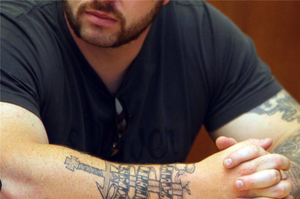 2005 tötete Sven Kahlin in der U-Bahn-Station Kampstraße in Dortmund einen jungen Mann mit einem Messerstich ins Herz. Das Bild zeigt den Neonazi im Juni 2013 nach einer weiteren schweren Gewalttat als Angeklagten im Landgericht.