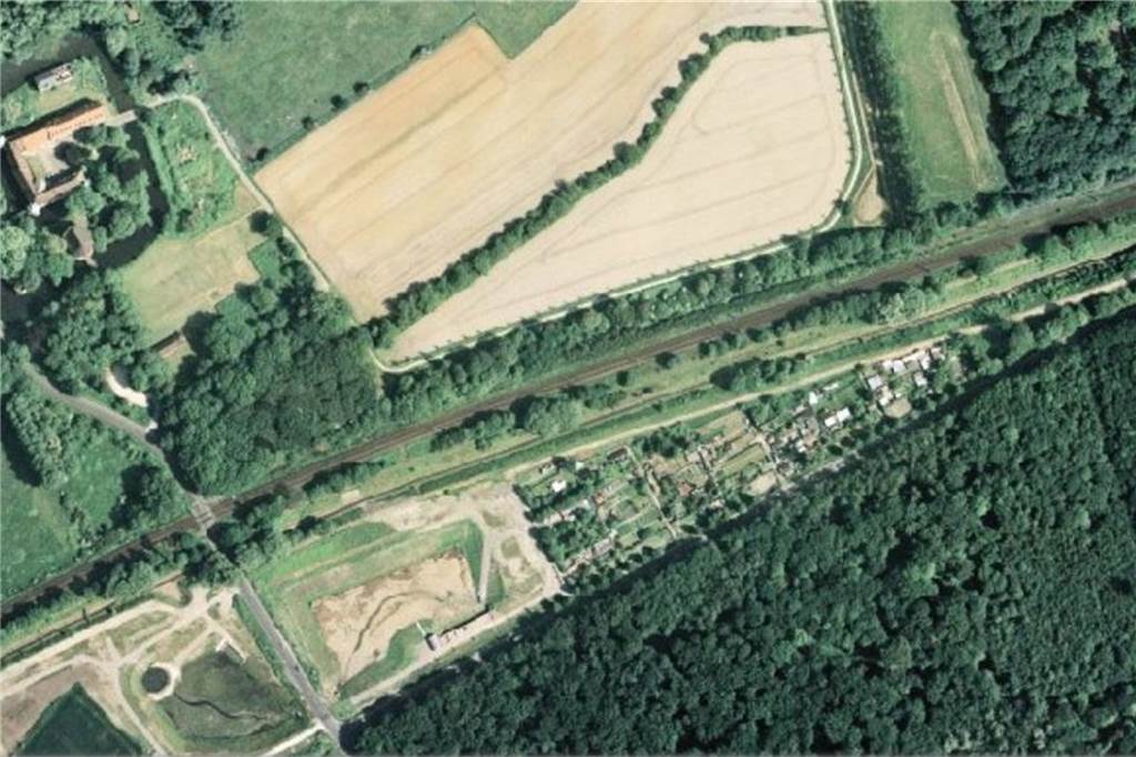 Post von der Stadt für 50 Grundstücksbesitzer: Ihre Bebauung ist illegal 2006 entstand dieses Luftbild, es zeigt zunehmende Bebbauung auf der Grünfläche an der Victorstraße.