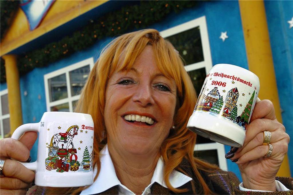 2006 waren die Glühwein-Becher weiß mit buntem Weihnachtsmotiv und hatten die Form kleiner Bierkrüge. 