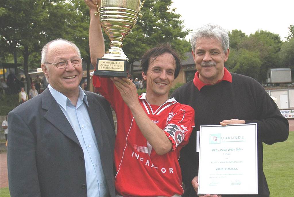 Das zweite Mal nach 30 Jahren: Thorsten Kornmaier ist zurück bei der Spvgg. Erkenschwick 2006 war's, da reckte Thorsten Kornmaier den Kreispokal in die Höhe, damals als Kapitän des VfB Hüls.