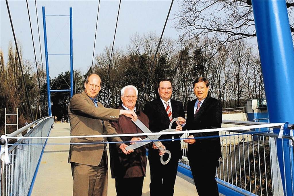 Das war die Blaue Brücke: Bilder aus unserem Archiv 2006 wurde die Blaue Brücke von Altbürgermeister Josef Schmergal eingeweiht.
