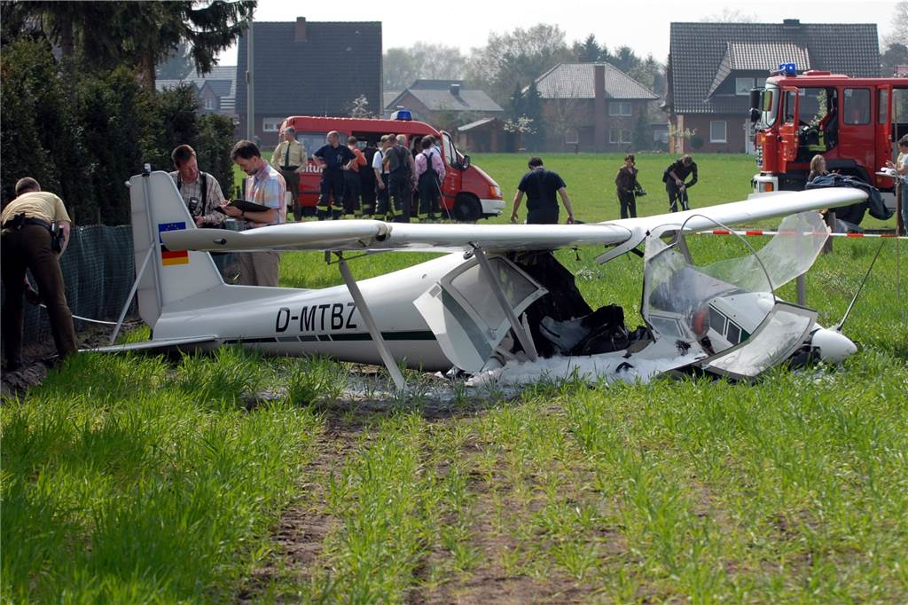 Flugzeugwrack auf einem Acker bei Stadtlohn