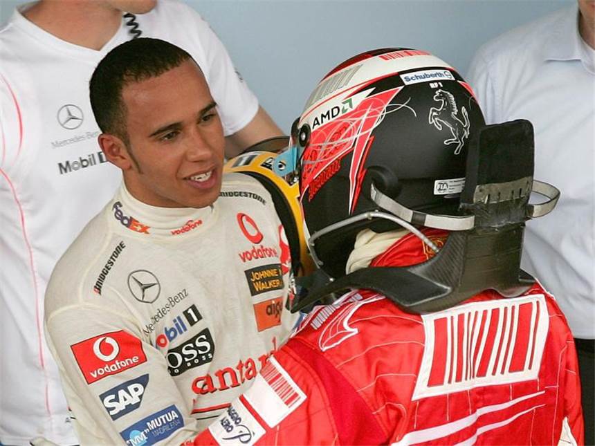 Hamilton: Schon zweimal Titel im Saisonfinale verpasst 2007 in Brasilien siegte Kimi Räikkönen (r) vor Lewis Hamilton. Foto: Gero Breloer