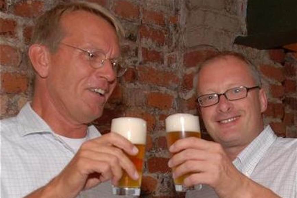 „Dann gibt‘s kein Bier mehr“: Zum Bergmann-Jubiläum droht die größte Herausforderung 2007 stießen Thomas Raphael (l.) und Herbert Prigge (r.) auf die Gründung der Bergmann Brauerei GmbH in Dortmund an. „Wir sind dankbar", sagen sie heute, "dass uns so viele Menschen mit außerordentlichem Engagement bei unserem Ruhrpott-Projekt unterstützt haben und sind gespannt, was die Zukunft für uns bereithält."