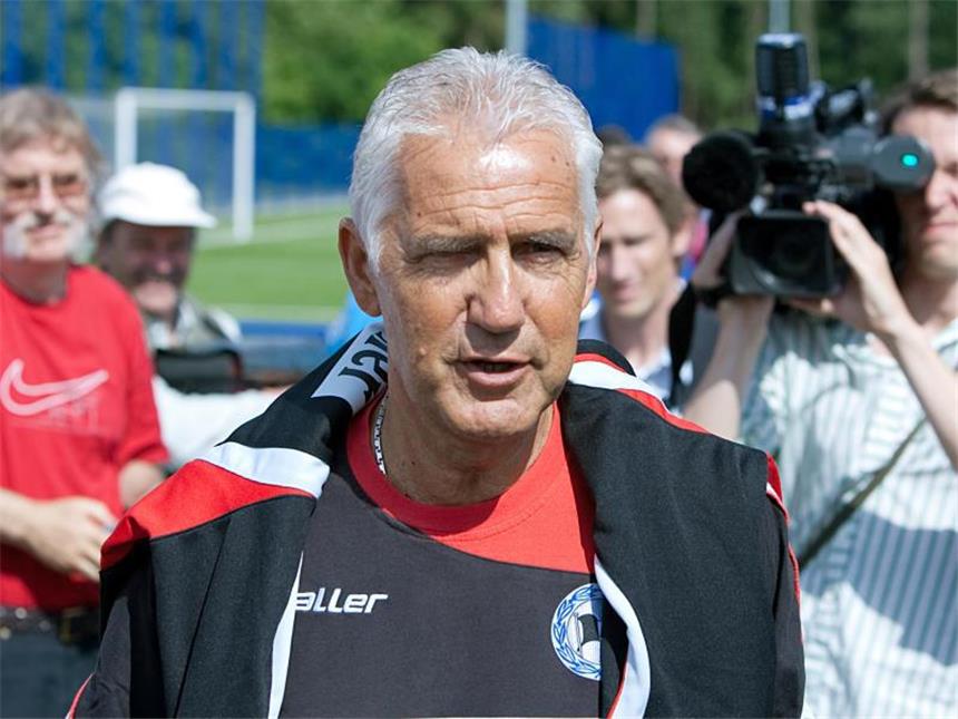 Rehhagel, Berger, Frontzeck: Feuerwehrmänner gefragt 2009 kam Trainer Jörg Berger nur für ein Spiel nach Bielefeld. Foto: Friso Gentsch