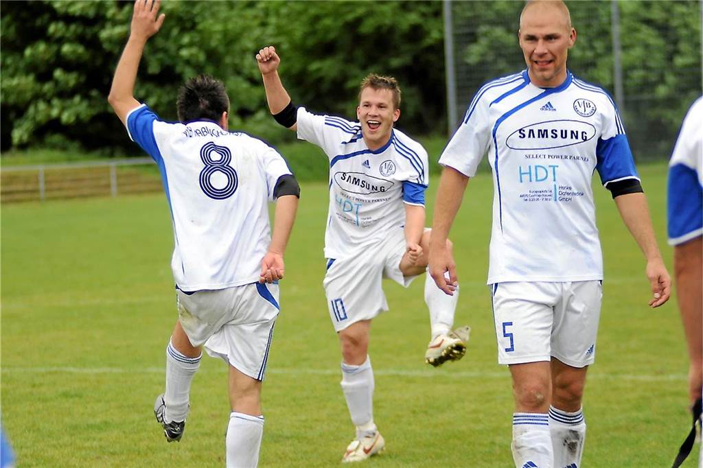 Furiose Rettung: 2010 war VfB Habinghorst während des letzten Spiels mehrfach abgestiegen 2010 feierten MarcOlschewski (Mitte) und Philipp Nährig (l) ihre Tore jeweils mit einem Tänzchen.