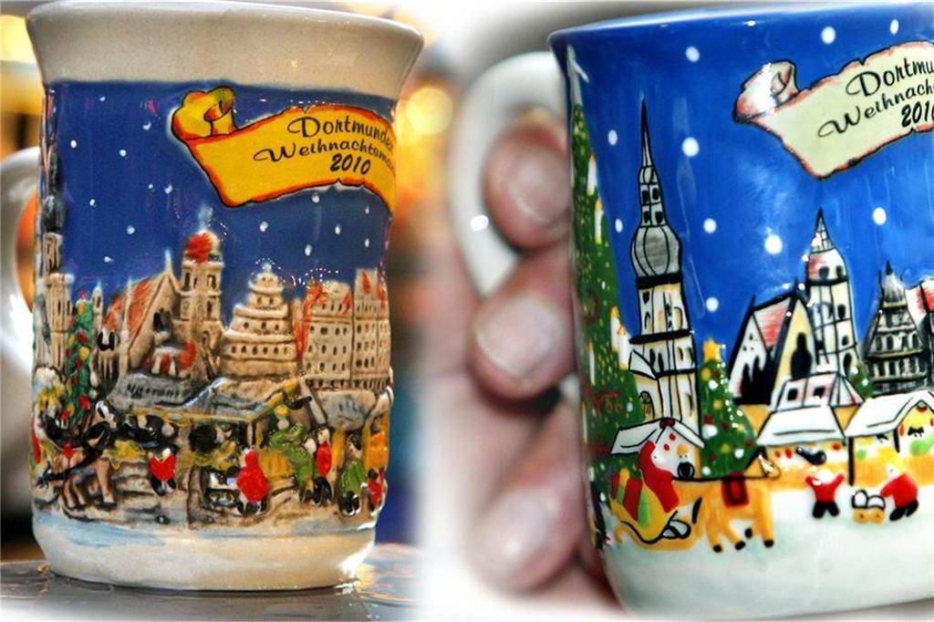 2010 gab es Ärger um die Tassen: Erwartet hatten die Weihnachtsmarkt-Händler das Modell mit Relief links, bekommen haben sie nach langer Irrfahrt aus China das weniger detailverliebte Stück rechts.