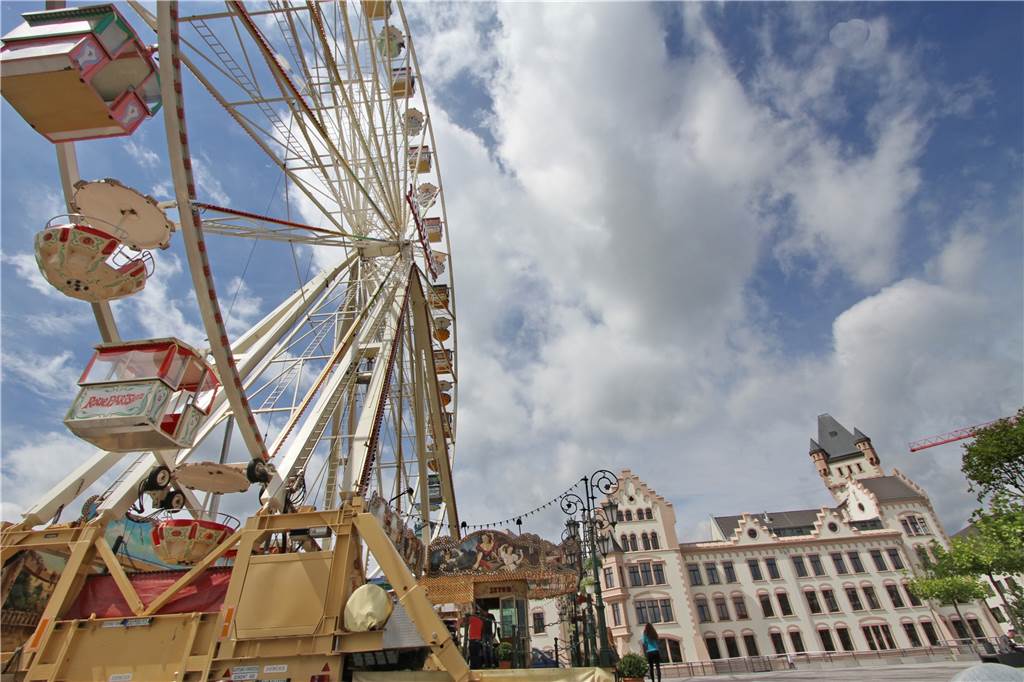 Platz vor Westfalenhallen soll zum Freizeitpark auf Zeit werden 2010 stand schon einmal ein Riesenrad vor der Hörder Burg am Phoenix-See.
