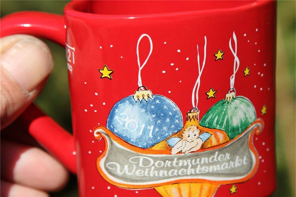 2011 erschien die Dortmunder Weihnachtstasse ganz ohne Dortmunder Motiv, dafür aber in Herzform.