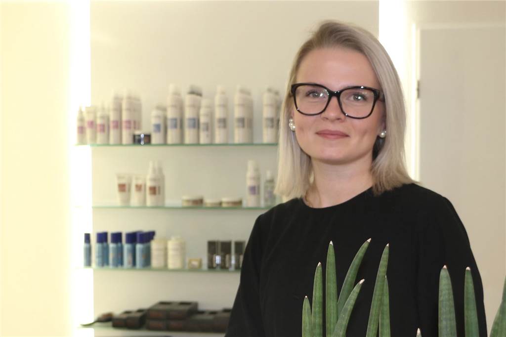 Nachfolge gesichert: Sara Lewerich übernimmt Friseursalon eine Frau steht vor einem Regal