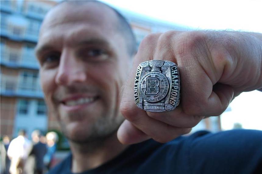 Dennis Seidenberg kämpft um weiteren NHL-Vertrag 2011 holte Dennis Seidenberg mit den Boston Bruins den Stanley Cup. Der Eishockey-Spieler kämpft um einen weiteren Vertrag in der NHL. Foto: Heiko Oldoerp