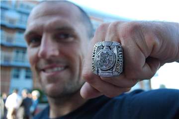 2011 holte Dennis Seidenberg mit den Boston Bruins den Stanley Cup. Der Eishockey-Spieler kämpft um einen weiteren Vertrag in der NHL. Foto: Heiko Oldoerp