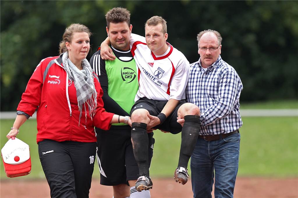 Bei Victoria Habinghorst tritt ein Funktionär in die Fußstapfen des Vaters 2011 spielte Michael Maurer (2.v.r.) für die SG Castrop und verletzte sich im Entscheidungsspiel gegen den VfB Börnbig schwer. Beim Abtransport half auch Vater Andreas Maurer (r.).