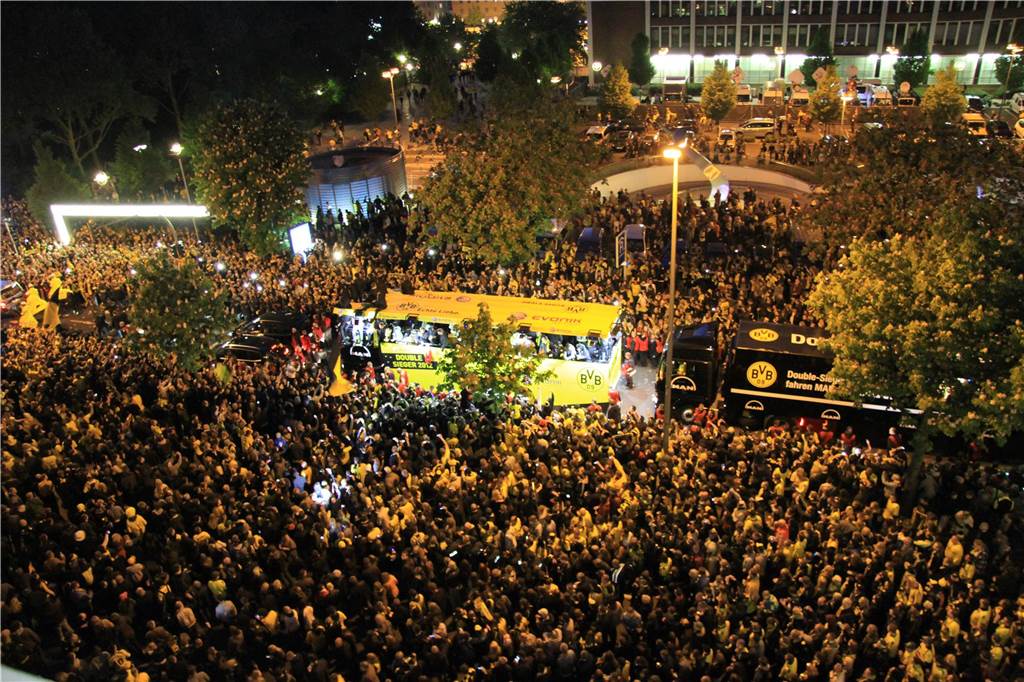 2012 konnte der BVB beim Korso sogar das Double mit Meisterschale und Pokal feiern.