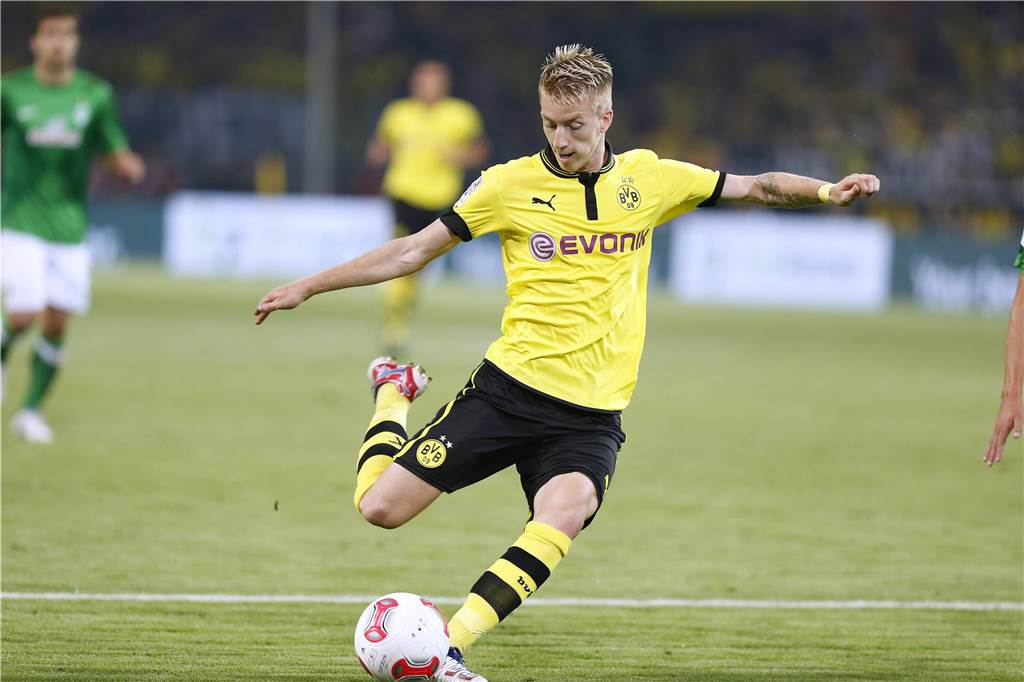 BVB-Kapitän Marco Reus und die Vertragsfrage: Große Datenanalyse zeigt eine klare Tendenz Marco Reus schießt den Ball aufs Tor.