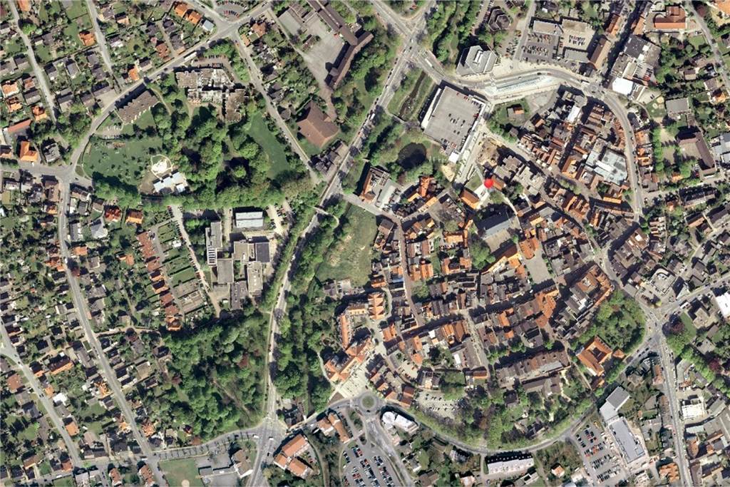 2012 wird auf dem Marktplatz das Wasserspiel in Betrieb gehen, das seitdem Kindern im Sommer jede Menge Freude macht. So weit ist die Stadt noch nicht bei diesem Stopp der Zeitmaschine. Er datiert zwischen 2005 und 2009. Die Umgestaltung der Innenstadt nimmt gerade wieder Fahrt auf.