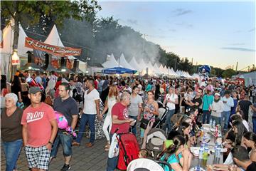 2013: Gedränge auf den Parkflächen zwischen der Victor-Toyka-Straße und dem Remydamm.