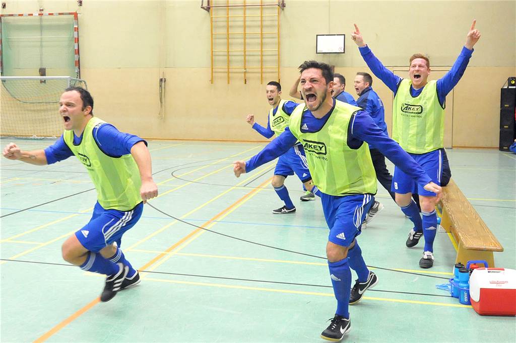 TV-Star schaute 2011 bei Castrop-Rauxeler Stadtmeisterschaft vorbei 2013 gewann der FC Frohlinde im Finale in Trainingsleibchen über den Trikots den Hallen-Titel.