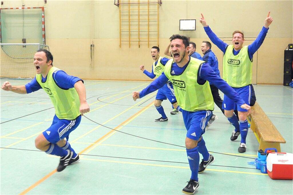 Hallenstadtmeisterschaft: TV-Star Nelson Müller traf DJ Ötzi in Castrop-Rauxel 2013 gewann der FC Frohlinde im Finale in Trainingsleibchen über den Trikots den Hallen-Titel.