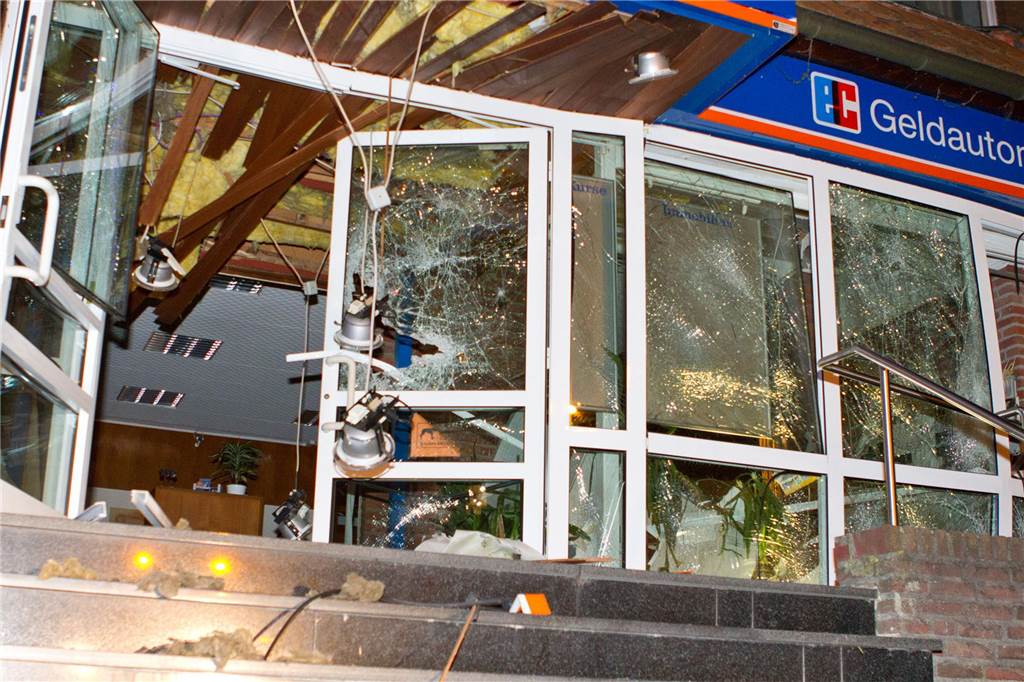 Angst vor Geldautomaten-Sprengungen: Sparkasse Westmünsterland baut neuen Schutz ein 2013 wurde der Geldautomat der Volksbank in Capelle gesprengt. Dabei wurde das Gebäude verwüstet.