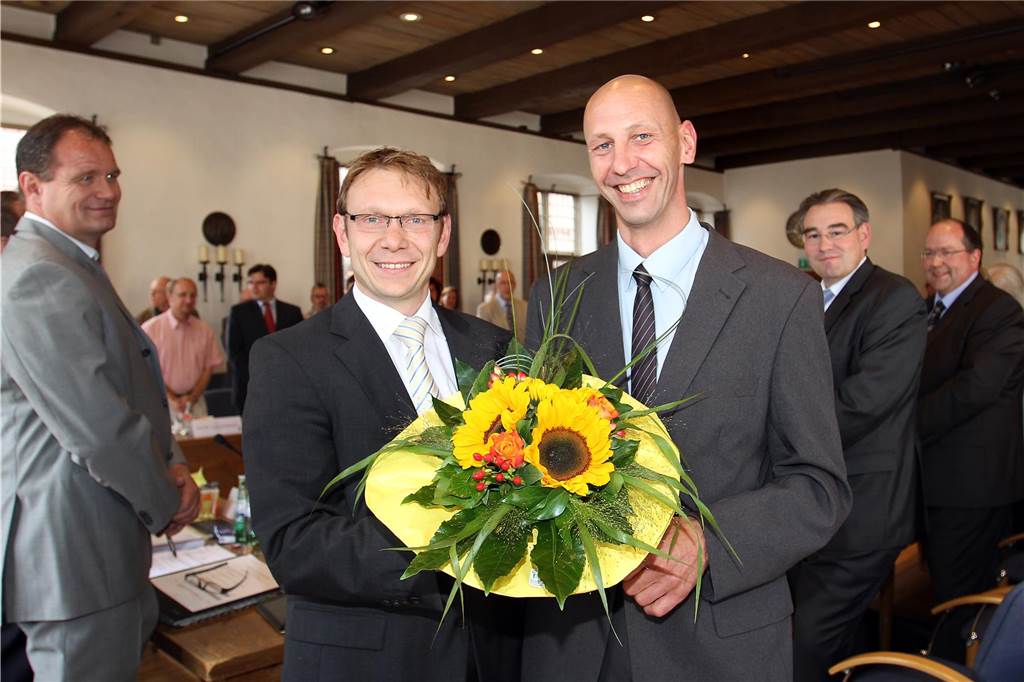 2013 vereidigte Bürgermeister Lothar Christ (l.) Volker Abdinghoff als nachgerücktes CDU-Ratsmitglied.