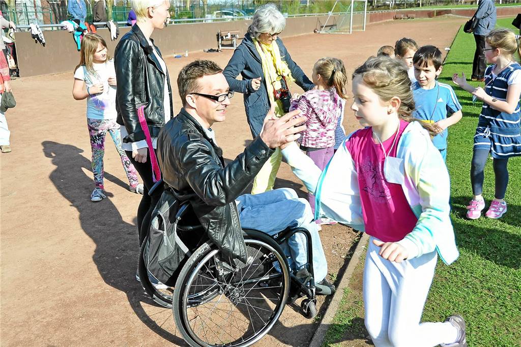 Special Olympics in Berlin: Rapper im Rollstuhl mit besonderer Botschaft 2013 war es, als Selmer Overbergschüler einen Sponsorenlauf organisierten, um Geld für eine Operation des querschnittsgelähmten jungen Dennis zu sammeln.