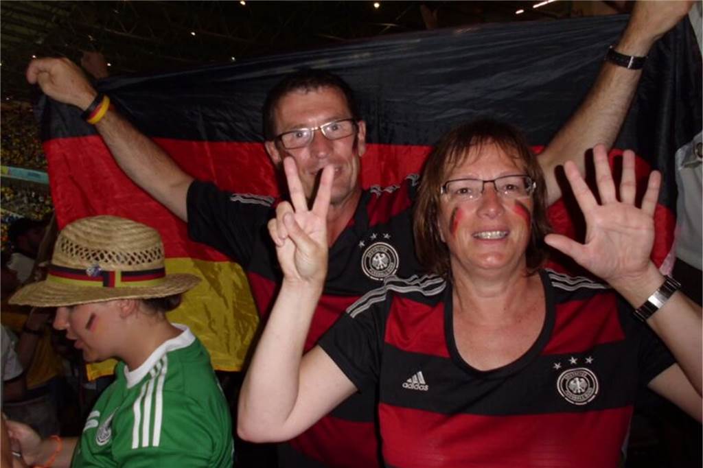 Dorstener fährt zur WM: "Was soll ich kleines Licht schon machen?" Ralf und Sabine Gatza 2014 bei der WM in Brasilien