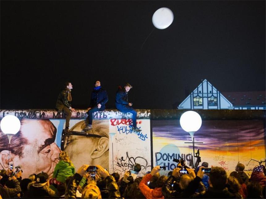 Gedenken an Mauerbau vor 54 Jahren 2014 feierte Berlin den 25. Jahrestag des Mauerfalls. Leuchtende Ballons zeigten den Verlauf und stiegen in die Luft. Foto: Lukas Schulze/Archiv
