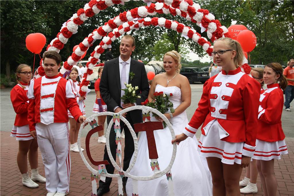 Baby Lotta erlebte 2023 ihren ersten Selmer Karnevalsumzug 2014 haben Tobias Steinbrink und Christina Steinbrink (Gerwins) geheiratet. Spalier stand damals auch der aktuelle Karnevalsprinz von 2023, Marc Venohr (vorne links).