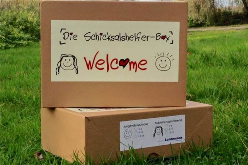 Aktion gegen Einsamkeit: Schicksalshelfer in Selm möchten Älteren Mut geben 2015 beschenkten die Schicksalshelfer Flücktlingskinder zu Weihnachten mit den Schoicksalshelfer-Boxen. Jetzt sind durch Corona vereinsamte Senioren an der Reihe.