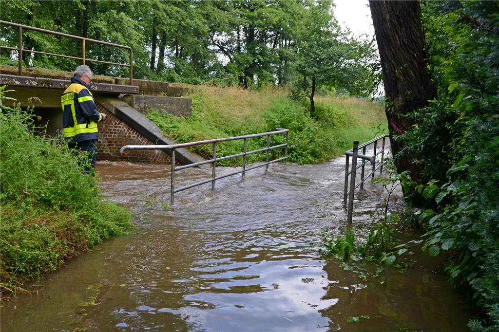 In welchen Gebieten ist die Überschwemmungsgefahr am größten? 2016, als im Juni der Schölzbach über die Ufer trat, packten Kollegen aus Gelsenkirchen mit an.