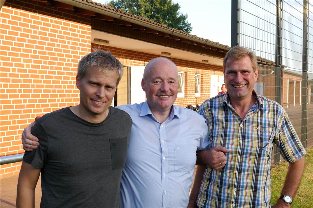 Lippramsdorfs Ex-Vorsitzender Josef Teltrop: „Darauf bin ich besonders stolz“ 2016 feierte Josef Teltrop (M.), hier mit Ralf Mertmann (l.) und Rainer Vierhaus, die Fertigstellung eines seiner größten Projekte: die Renovierung des Lippramsdorfer Kabinengebäudes.