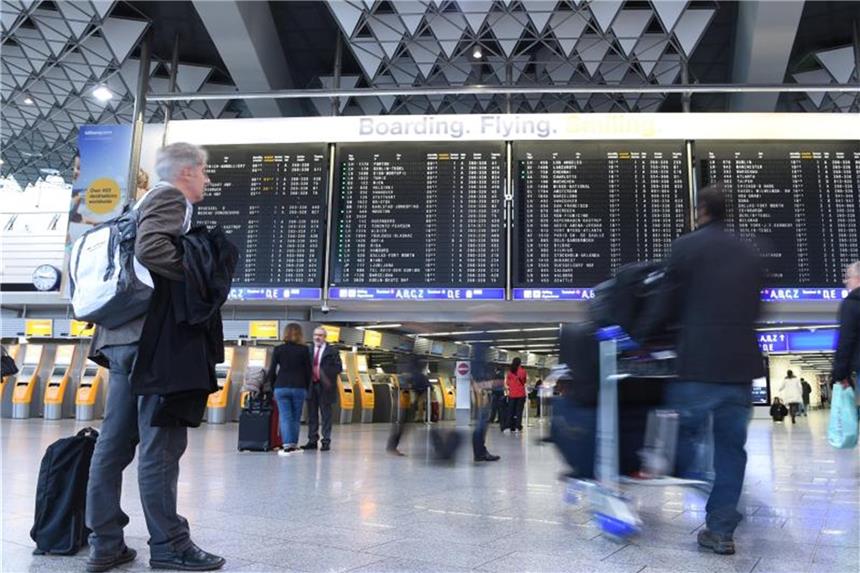 Große Flughäfen wachsen mit Lufthansa und Billigfliegern 2016 hatte Fraport einen Rückgang der Passagierzahlen erlitten und darauf mit einer stärkeren Ausrichtung auf Billigflieger reagiert. Foto: Boris Roessler
