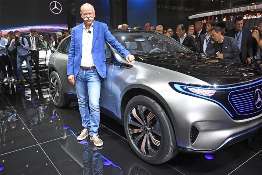Daimler bläst mit dem EQC zur Aufholjagd auf Tesla 2016 präsentierte Daimler-Vorstandschef Dieter Zetsche beim Autosalon Paris eine Elektroauto-Studie aus der Reihe „EQ“. 2019 soll sie als Serienfahrzeug auf den Markt kommen. Foto: Uli Deck