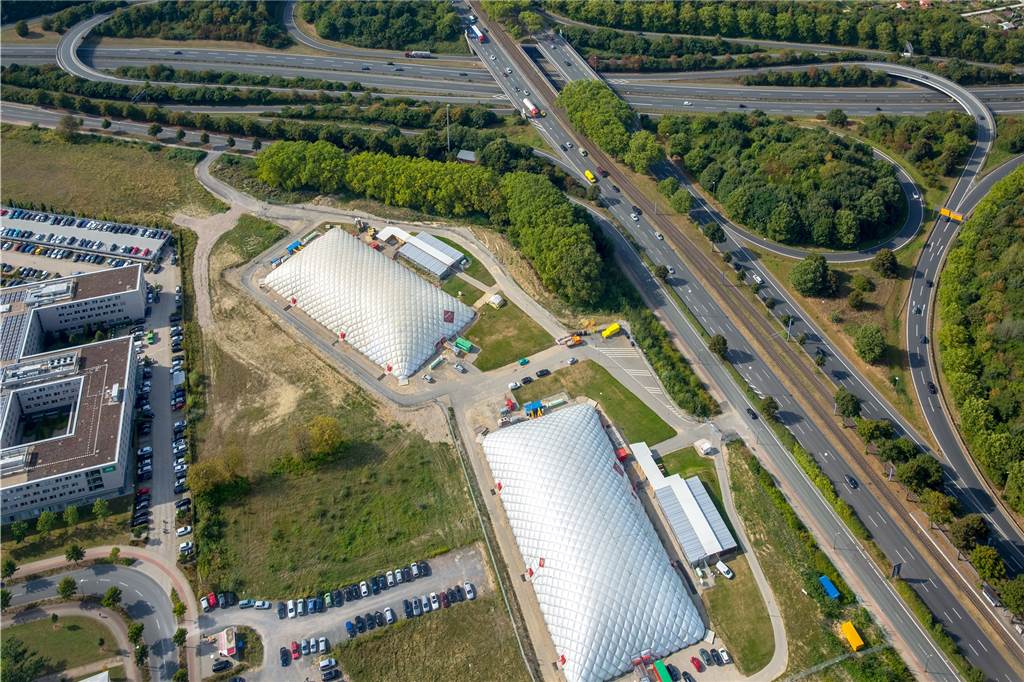 Neues Domizil für 1600 Mitarbeiter - Versicherer Continentale verlässt die Ruhrallee 2016 standen auf dem Eckgrundstück der Stadtkrone-Ost Traglufthallen für Flüchtlinge.