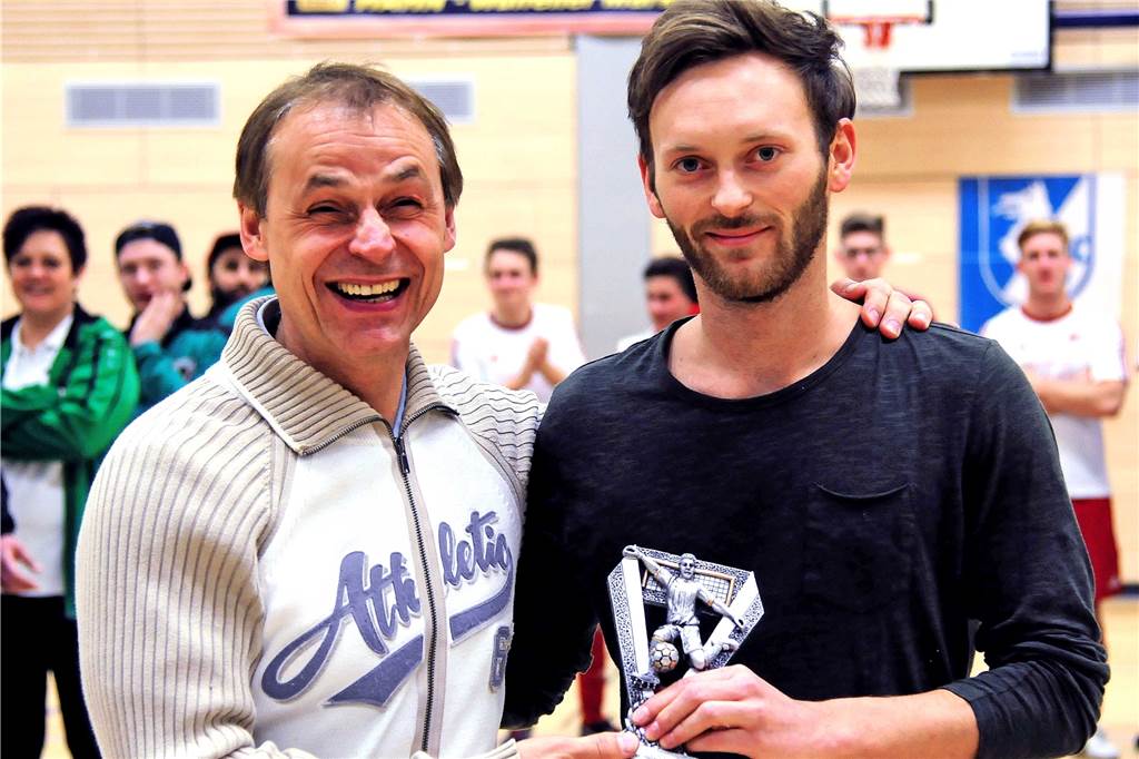 Dorstens Stadtmeisterschaft - der Spielplan steht und zur Siegerehrung kommt ein Weltmeister Olaf Thon zeichnet Patrick Siegle als Spieler des Turniers bei der Dorstener Hallenstadtmeisterschaft 2016 aus