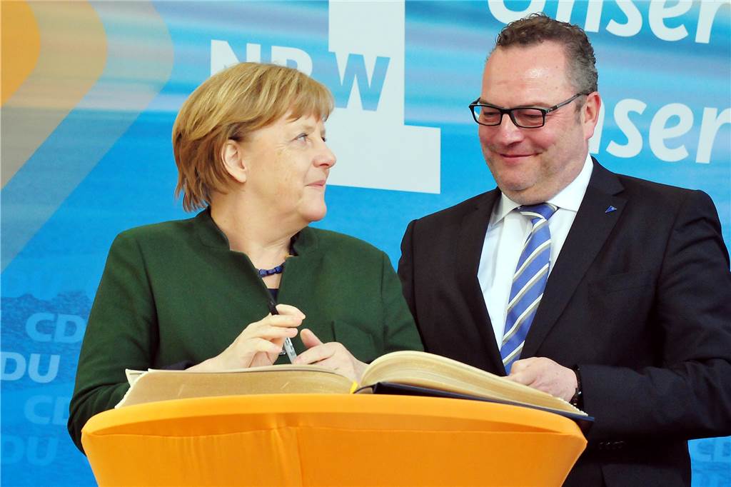 Zwei Besuche der Bundeskanzlerin in Haltern bleiben unvergessen 2017: Kanzlerin Angela Merkel trägt sich im Beisein von Bürgermeister Bodo Klimpel ins Goldene Buch der Stadt ein.