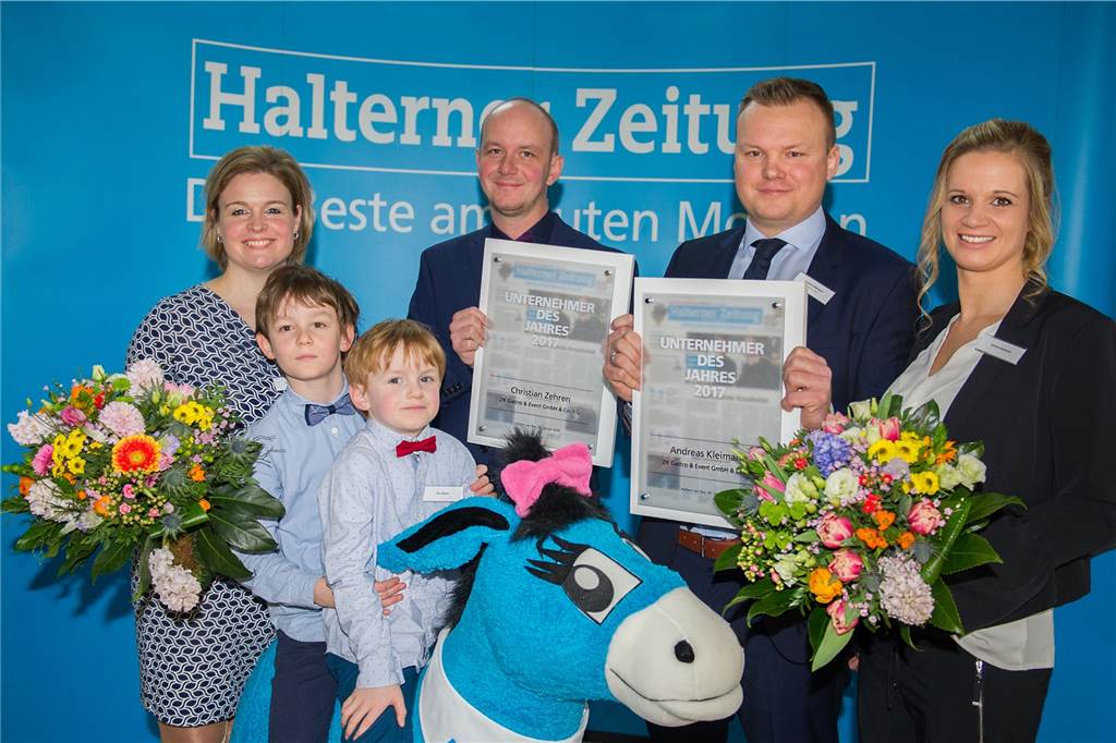 Zwei junge Unternehmer kurbeln in zehn Jahren Halterns Kneipenkultur an 2017 waren Andreas Kleimann und Christian Zehren die „Unternehmer des Jahres“. Das Foto zeigt sie während der Feierstunde mit ihren Familien.
