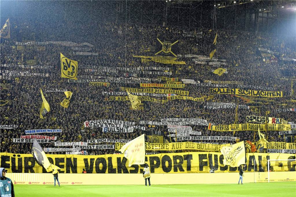 Kampf der Kulturen: Borussia Dortmund gegen RB Leipzig 2017 zeigte die Südtribüne – teilweise beleidigende – Banner gegen Leipzig.