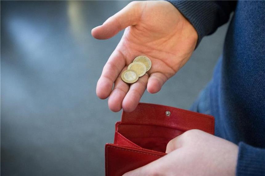 Was bleibt 2018 im Portemonnaie? 2018 dürften Arbeitnehmer und Rentner laut Prognose des RWI mehr Geld zur Verfügung haben. Grund sind eine günstige Gehaltsentwicklung und steigende Rentenbezüge. Foto: Friso Gentsch/dpa