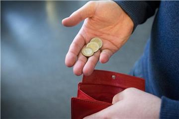 2018 dürften Arbeitnehmer und Rentner laut Prognose des RWI mehr Geld zur Verfügung haben. Grund sind eine günstige Gehaltsentwicklung und steigende Rentenbezüge. Foto: Friso Gentsch/dpa