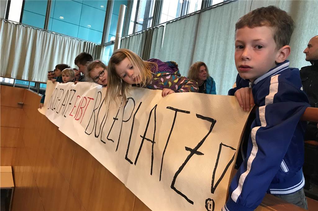 Von Waldquartier bis Emscher-Wohnen: Die Neubaugebiete im Überblick Archivbild zur Demonstration von Kinder im Castrop-Rauxel Rat gegen das Baugebiet "Alter Garten".